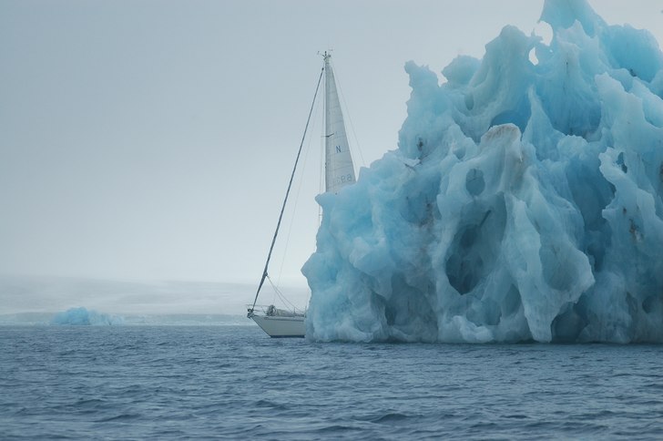 Isberg och "Peis på" i Hornsund. Segelt. Photo: Erik Rodesjö.