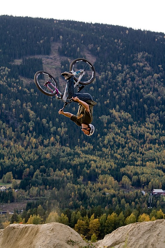 Backflipp i Hafjell, under TSG dirtjam. Photo: Kenneth Einars. Rider: Linus Sjöholm.