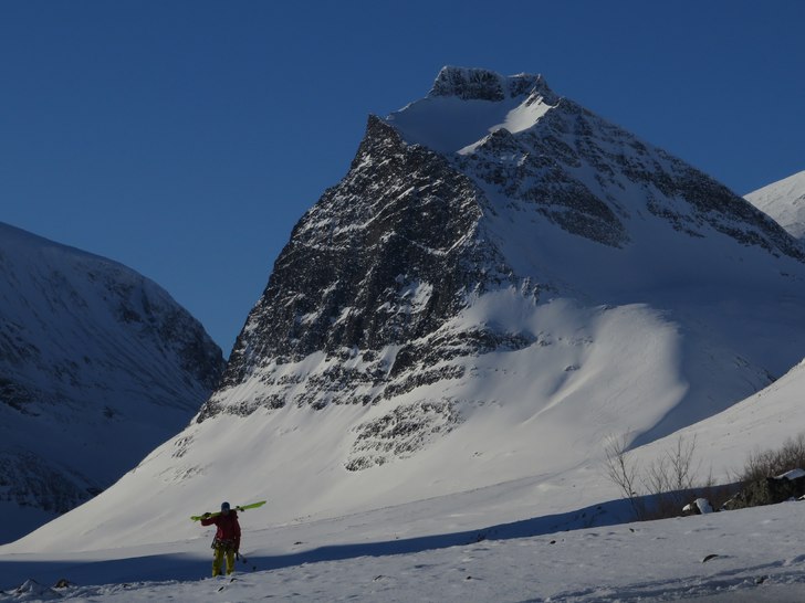 Matti Saapunki går sista biten från skoterleden . Photo: tryggve tirén.