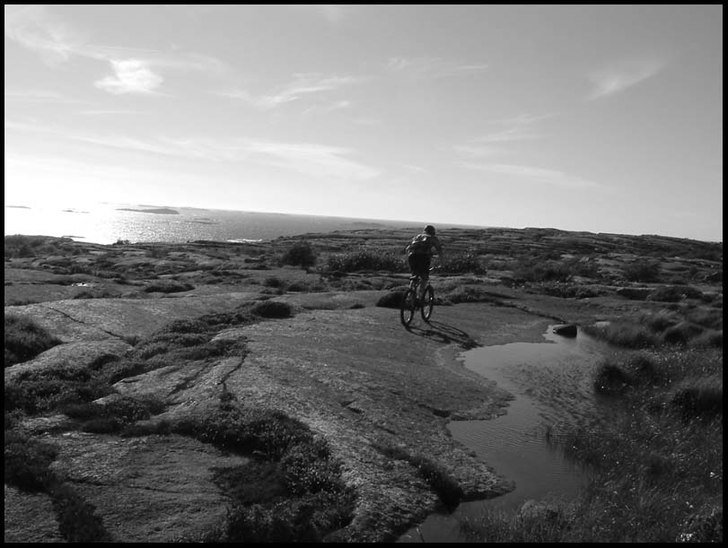 Chill på berget. . Photo: Eric Westling. Rider: Anton Holm.