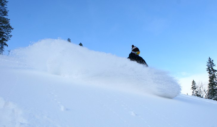 Fin linje med masse pudder. Flott skoledag på Fre. Photo: Kurt Are Lona. Rider: Ole Kjærnli.