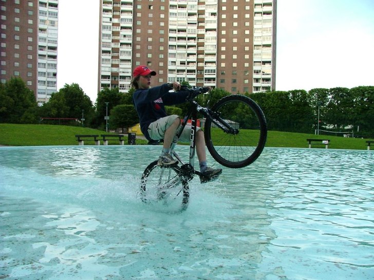 Dåligt ljus som fan annars kunde det ha blivit en. Photo: Filip Wästberg. Rider: Gustaf Ekstrand.