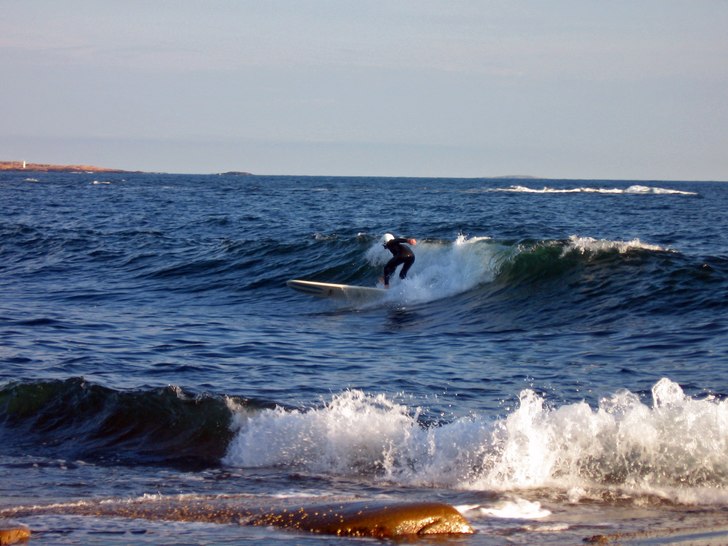sommar surf i bohuslän. Photo: madelene jonsson. Rider: ville berg malmborg.