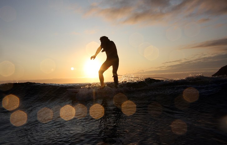 Midnattssurf i Ervika med Seamus Fox og Torkel Kar. Photo: Are Tallaksrud. Rider: Torkel Karoliussen.