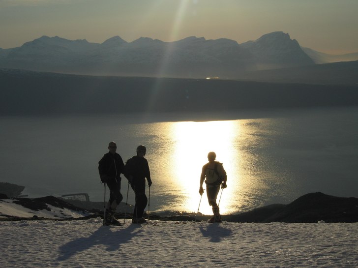 Tre kompiser på tur ned fra mørkholla i Narvik 1. Photo: Kjertsi Lunde. Rider: Jan-Arne Pettersen, Fred Kjernli og Pål-Eirik Pedersen.