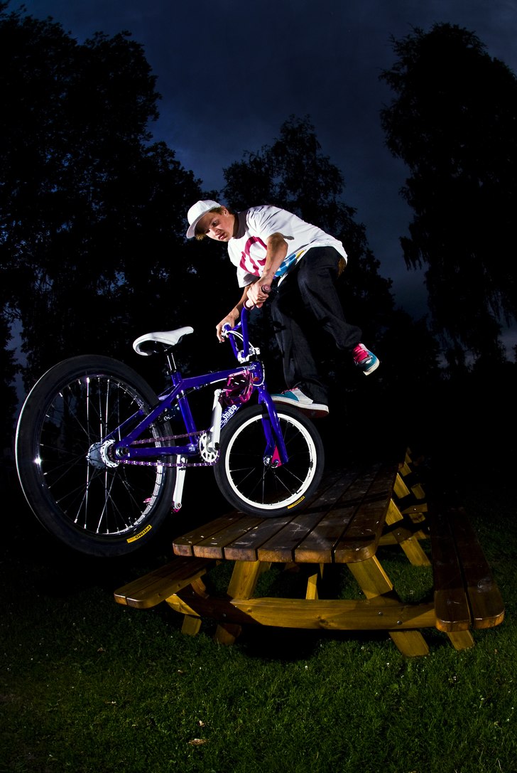 Footjam tailwhip på ett bord . Photo: Magnus Karlsson. Rider: Emil Jonsson.