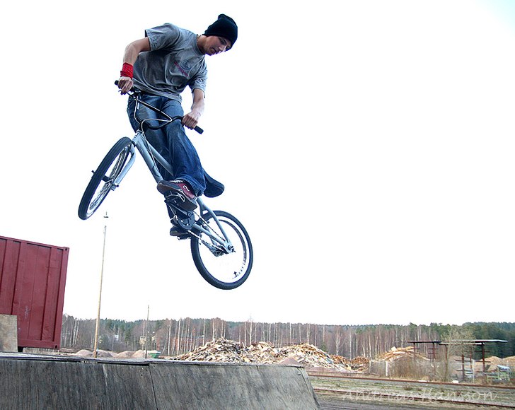 Hopp i spinen.. Photo: Andreas Hansson. Rider: Johan Lilja.