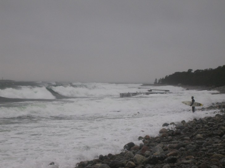 Januari surfing på Torö, med feta swells.. Photo: Jakob Rejdemo. Rider: Rider: unknown.