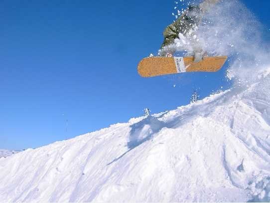 liten cliff drop. Photo: Dan helmin. Rider: Robin Todor.