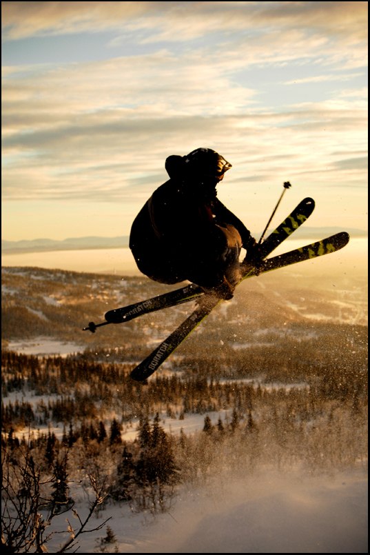 ebony byggde upp en skön bc-kick i sadeln. YEAH!. Photo: johan schedin. Rider: gustav cederholm.