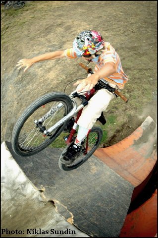 Tuck no hander upp på boxen. Photo: Niklas Sundin. Rider: Gustav Bodén.