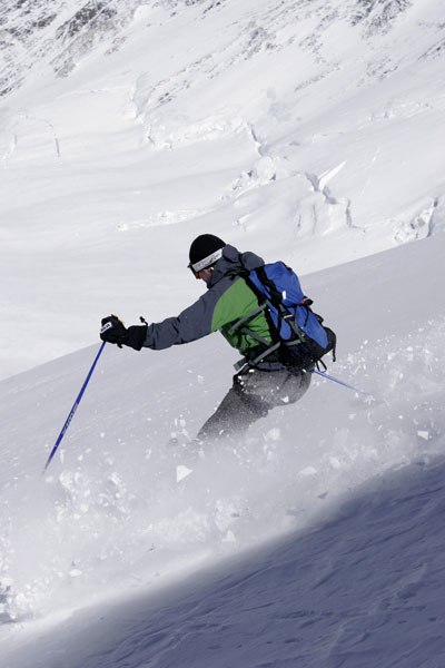 Photo: Fredrik Schenholm. Rider: 3 maj. Tomas njuter av den fina snön nedfor nordpasset..