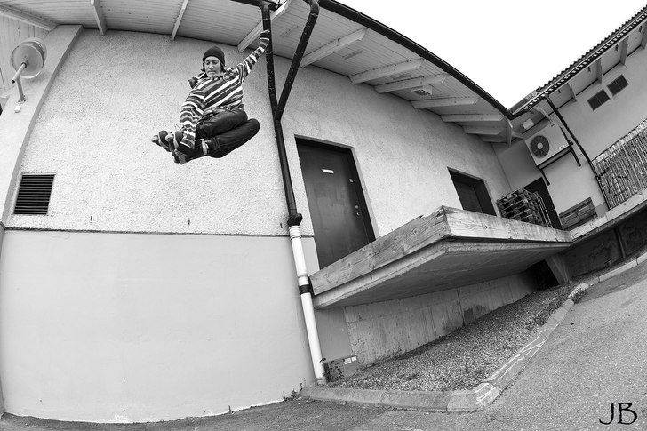 Gustaf slänger en fin 180 graders snurr utför en. Photo: Jonathan Birkemyr. Rider: Gustaf Kumlin.