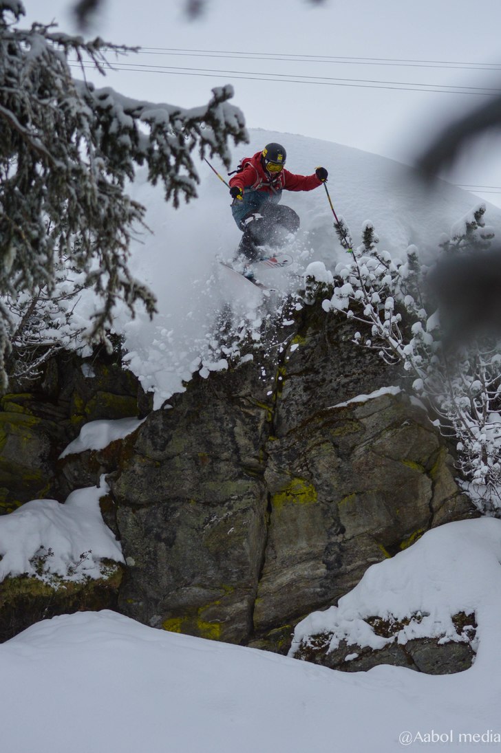 Matthias droppar i skogen i Stuben. Photo: Christoffer Aabol. Rider: Matthias Karthäuser.