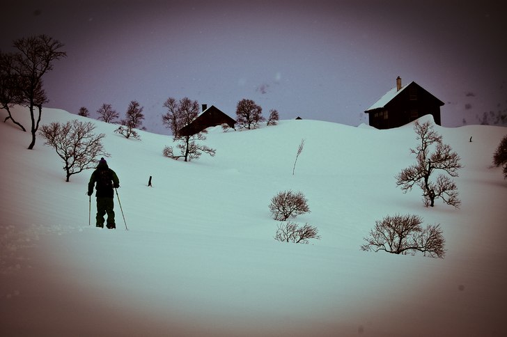 Andreas närmar sig blåfjellendens fjällhytta....