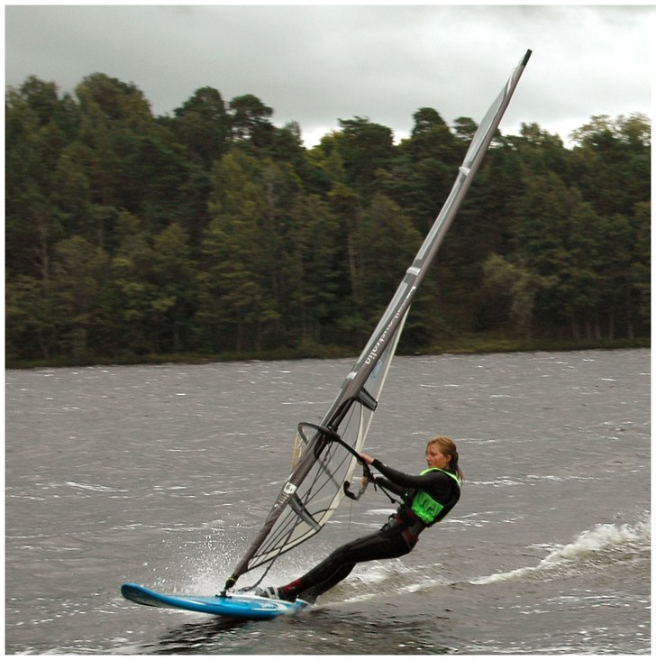 här surfar jag i full planing på alnäs ;). Photo: sofia lansburgh. Rider: sofia lansburgh.