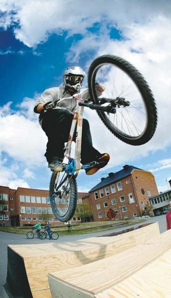 3hoppet för året.. Tidningen var där och fotade. Photo: Länstidningens fotograf Robert. Rider: Emil Moberg.