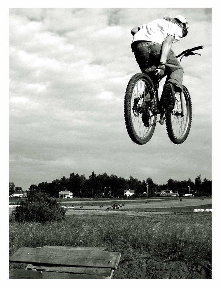 Lantz sätter en klockren seatgrab i det nya ghett. Photo: niclas olsson. Rider: johan lantz.
