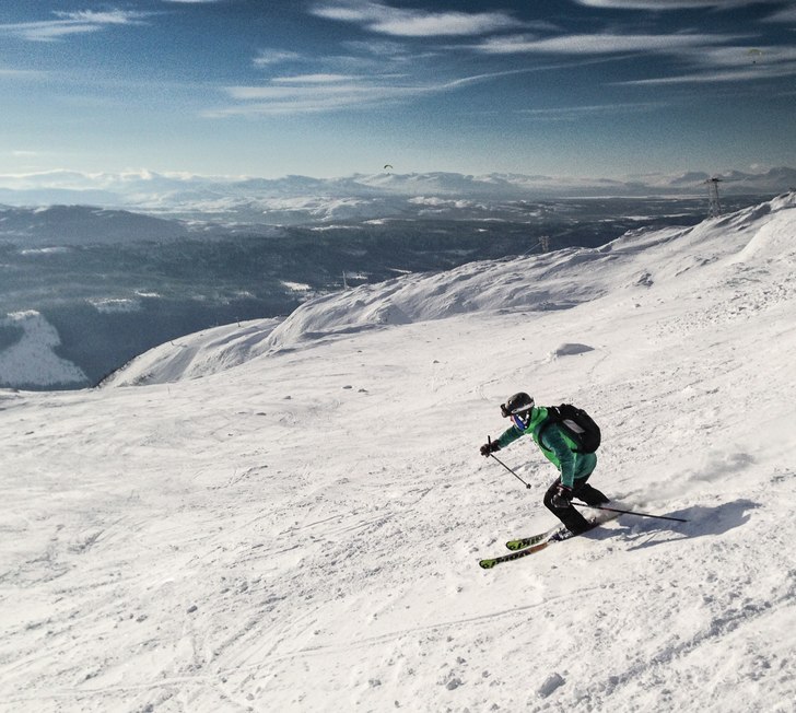 I skönt ljus nerför skutans topp.. Photo: Anders Sundström. Rider: Fredrik Wikfeldt.