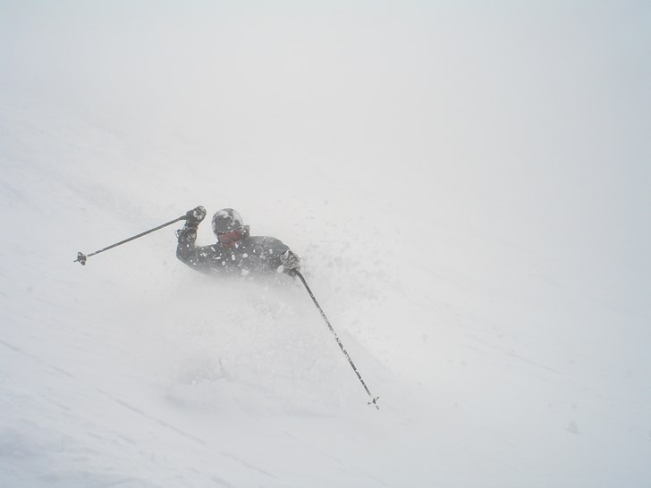 Mycket nysnö o nästan tomt i backen. Dålig sikt. Photo: Peder Häggström. Rider: Magnus Brandt.