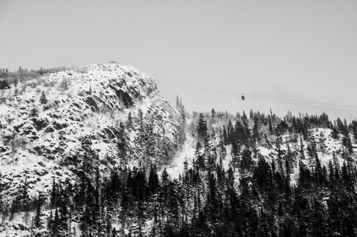 Kyrkogårdsrännan ringlar sig ned längs klippvä. Photo: Petter Elfsberg.