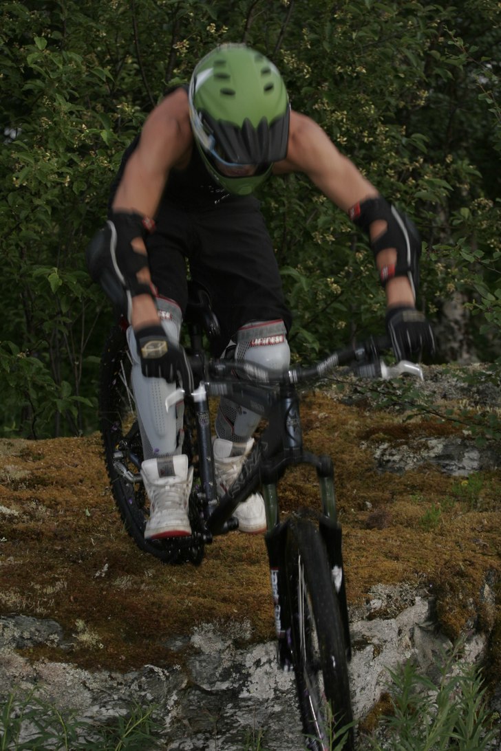 droppar lite o landar självklart på huvudet, gjo. Photo: micke kajbring. Rider: tobias kajbring.