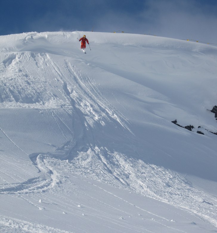 Hoppar vindrivan skiers left om Kittelliften i Bj�. Photo: Hannes Palm. Rider: Carl Edin.
