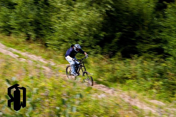 cyklar lite neförrs i sunne. Photo: Kw Olsson. Rider: Love Göransson.
