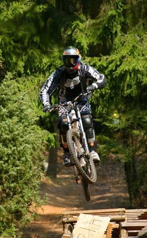 Ytterligare en tuff kille på tuff cykel -downhill. Photo: Roland Schling. Rider: ??.