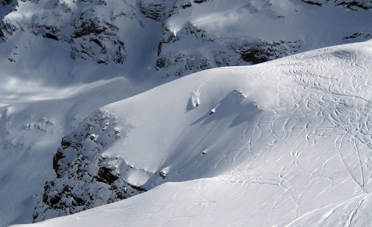 En fin sväng ovnför S-Couloir. Photo: Erik. Rider: Theodore Birkner.