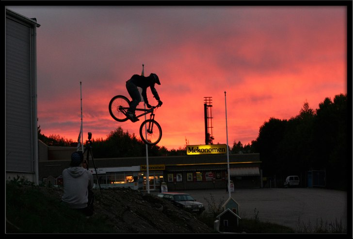 Kalle droppar från ett 5m tak! Va ruskigt fin bak. Photo: Eric Clark. Rider: Kalle.