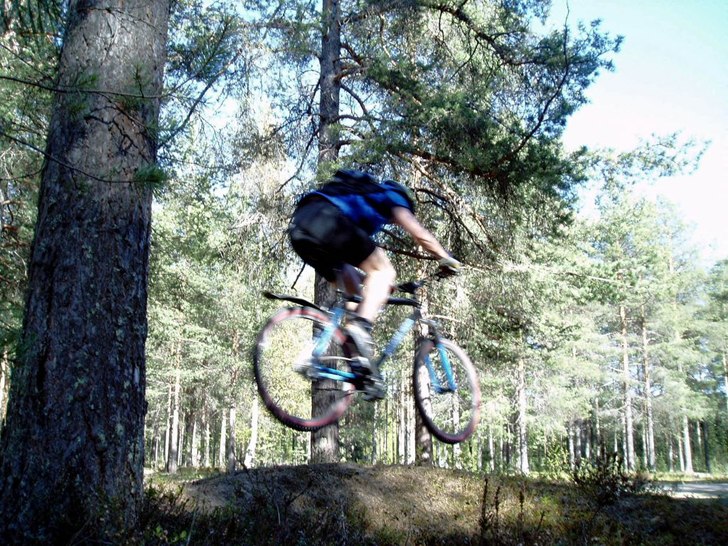 Fan vad kul det är och cykla!!. Photo: Johan Vall. Rider: Jens Häggström.