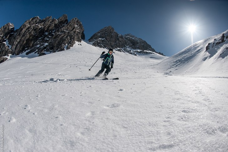 Matte drar en repa nedför baksidan av Valluga.. Photo: Fredrik Wikfeldt. Rider: Mathias Ekwing.