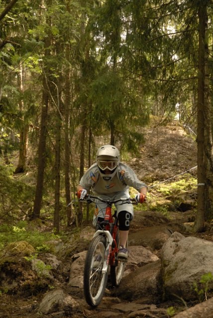 Downhill rejs i väsjö.. Photo: Hugo Någonting. Rider: Calle Lustfeldt.