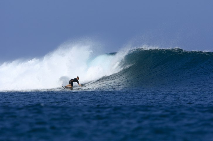 Tidig morgon just efter soluppgång, svag offshore. Photo: Reilly Cooney. Rider: Tobias Wattman Lundstig.