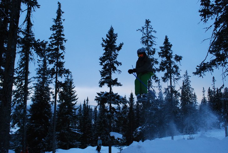 360 på ett eget hopp ute i skogen.. Photo: Petter Andersson. Rider: Måns Claesson.