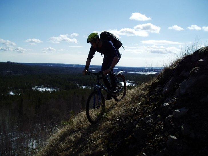 Cykling på kanten av branten.. Photo: Johan Vall. Rider: Jens Häggström.