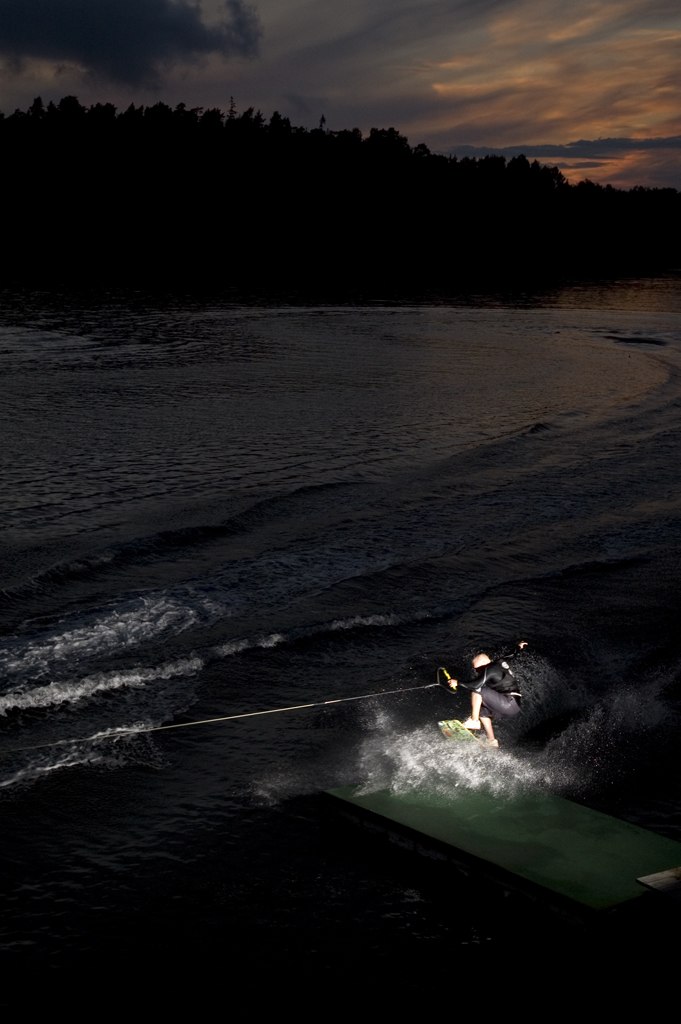 En wakeskate session i nynäs där Rob kör en Shu. Photo: Fredrik Andersson. Rider: Robert Gustavsson.