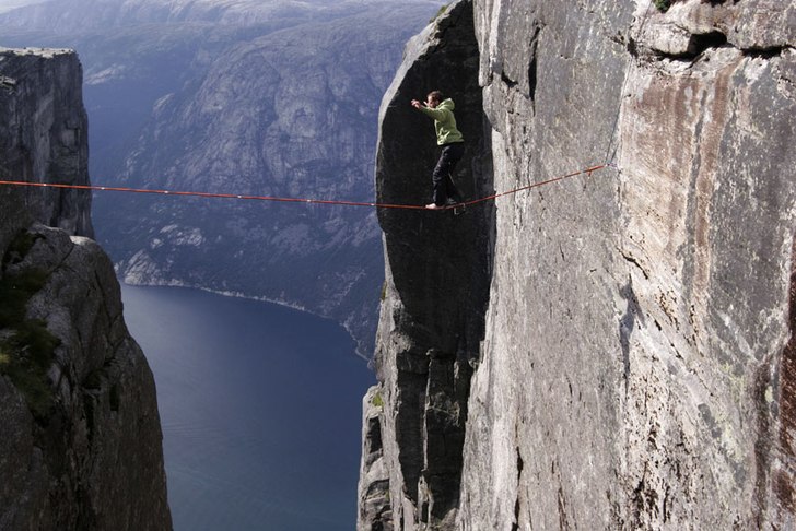 Världens högsta slackline, 1000 meter över fjor. Photo: Fredrik Schenholm. Rider: Christian Schou.