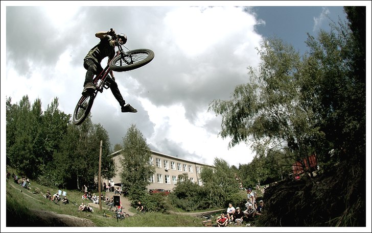 Släpper en hand, släpper en fot.
Under dirttäv. Photo: Peter Riiga. Rider: Morgan Larsson.