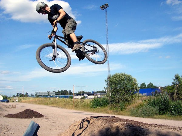 Åkte nerför en backe och helt plötsligt flög j. Photo: Anton Maddock. Rider: Frans Nordén.