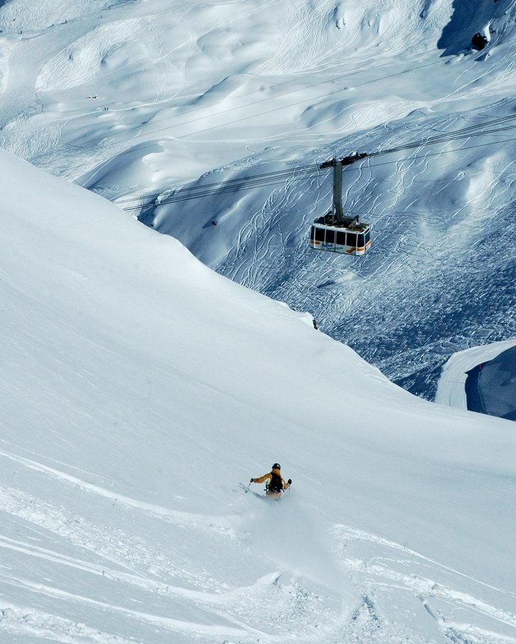 Efter en liten hajk upp på bergsryggen som skilje. Photo: Johan Berglund. Rider: Thomas Boström.