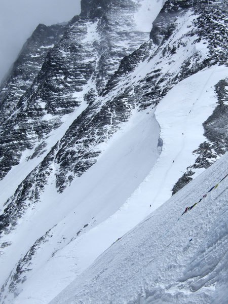 Photo: Fredrik Schenholm. Rider: 3 maj. Tomas på skidor på 7400 meter. Här överst i bilden med fina svängar ner för nordryggen..