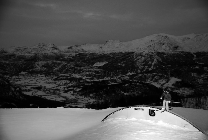 Försäsong i Hemsedal efter liften stängt.. Photo: Adam Klingeteg. Rider: Viktor Larsson.