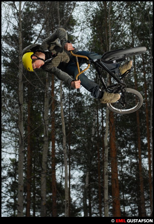 Fredrik Hedman flyger lite i kvarnbergsrampen i Fa. Photo: Emil Gustafson. Rider: Fredrik Hedman.