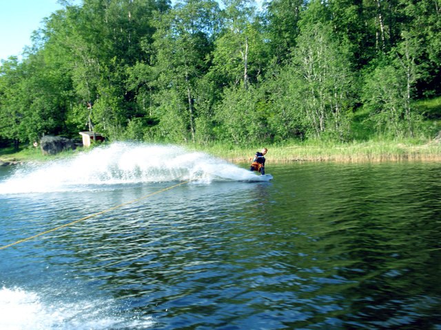 åker lite wakeboard när vinden inte räcker till. Photo: Björn/Toni. Rider: Jonathan Björkskog.