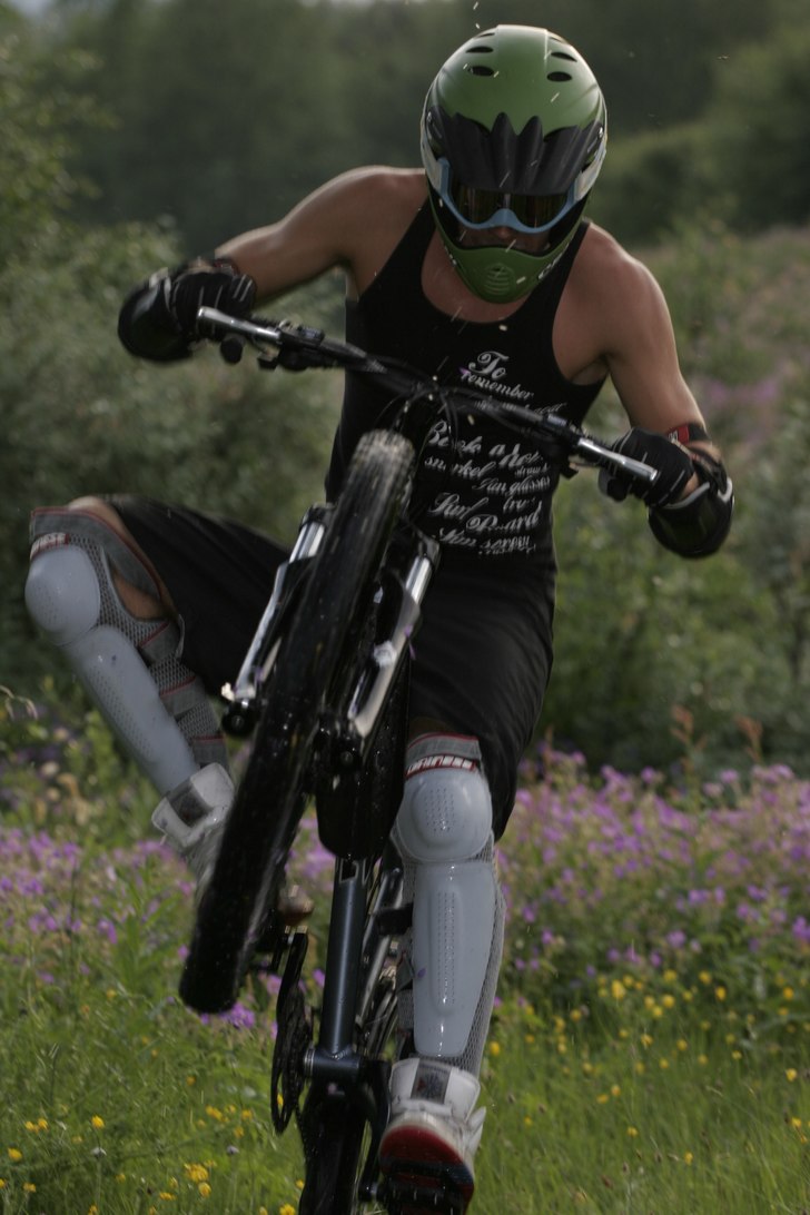 leker lite. Photo: micke kajbring. Rider: tobias kajbring.