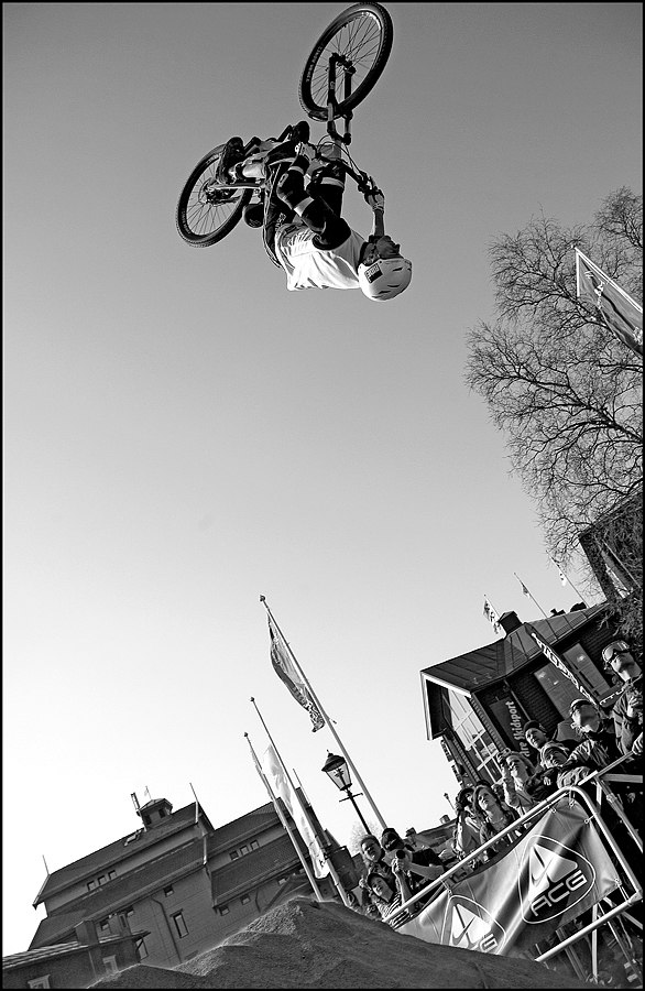 Upp & ner på Åre torg. Photo: Ola Rockberg. Rider: Micke Bolmstam.