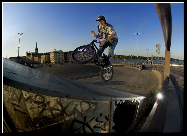 Jonte drar en barspin to fakie på taket av en tra. Photo: Mats Kahlström. Rider: Jonathan.