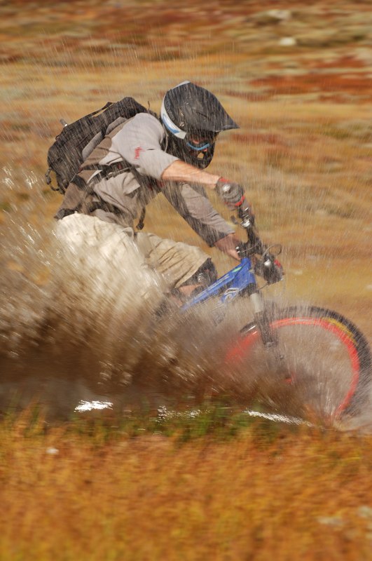 Roadtrip i Norge! Mitchell cyklar genom en vattens. Photo: Matttias Fredriksson. Rider: Mitchell Scott.